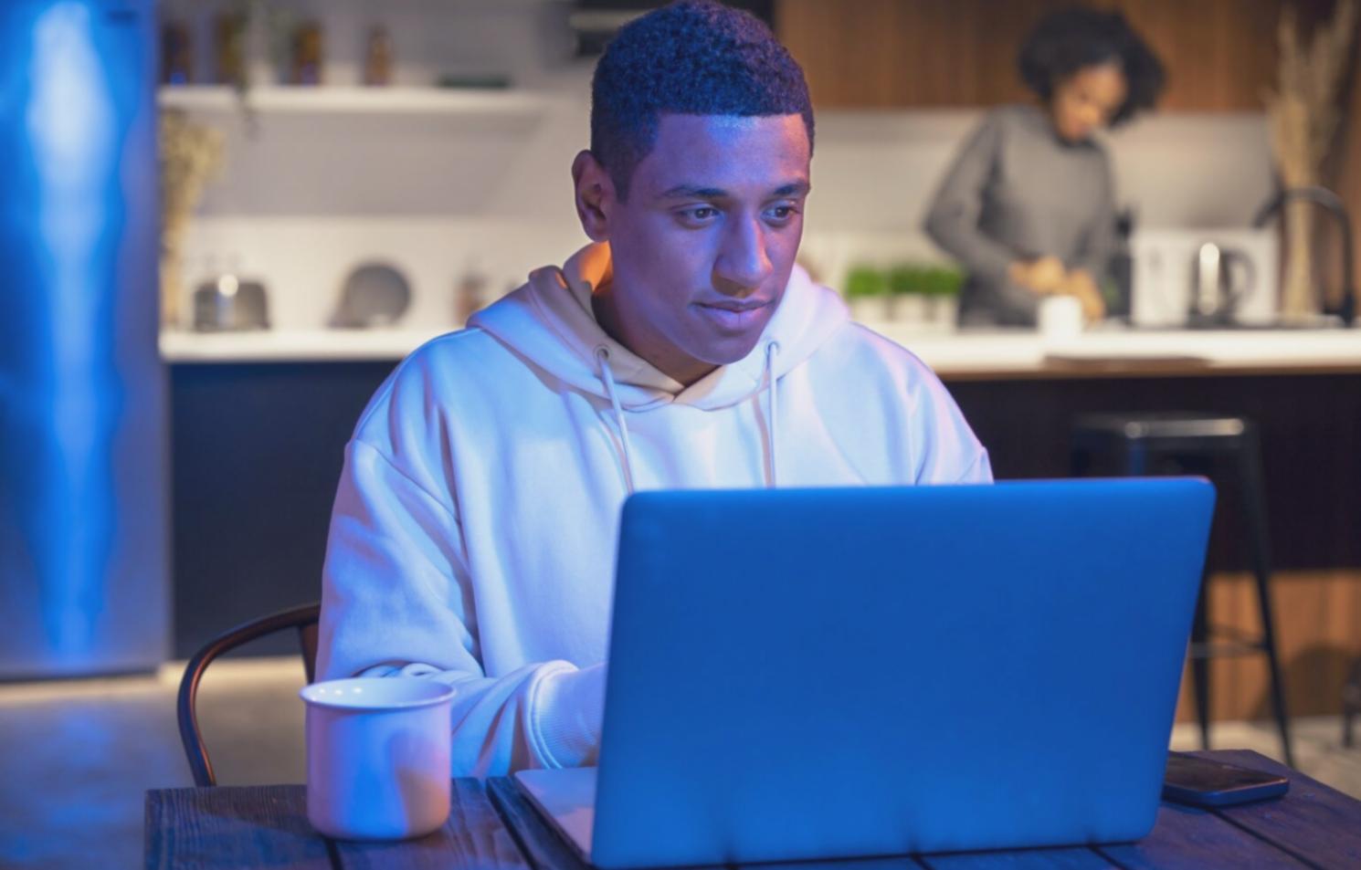 Professionnels en réunion de négociation budgétaire